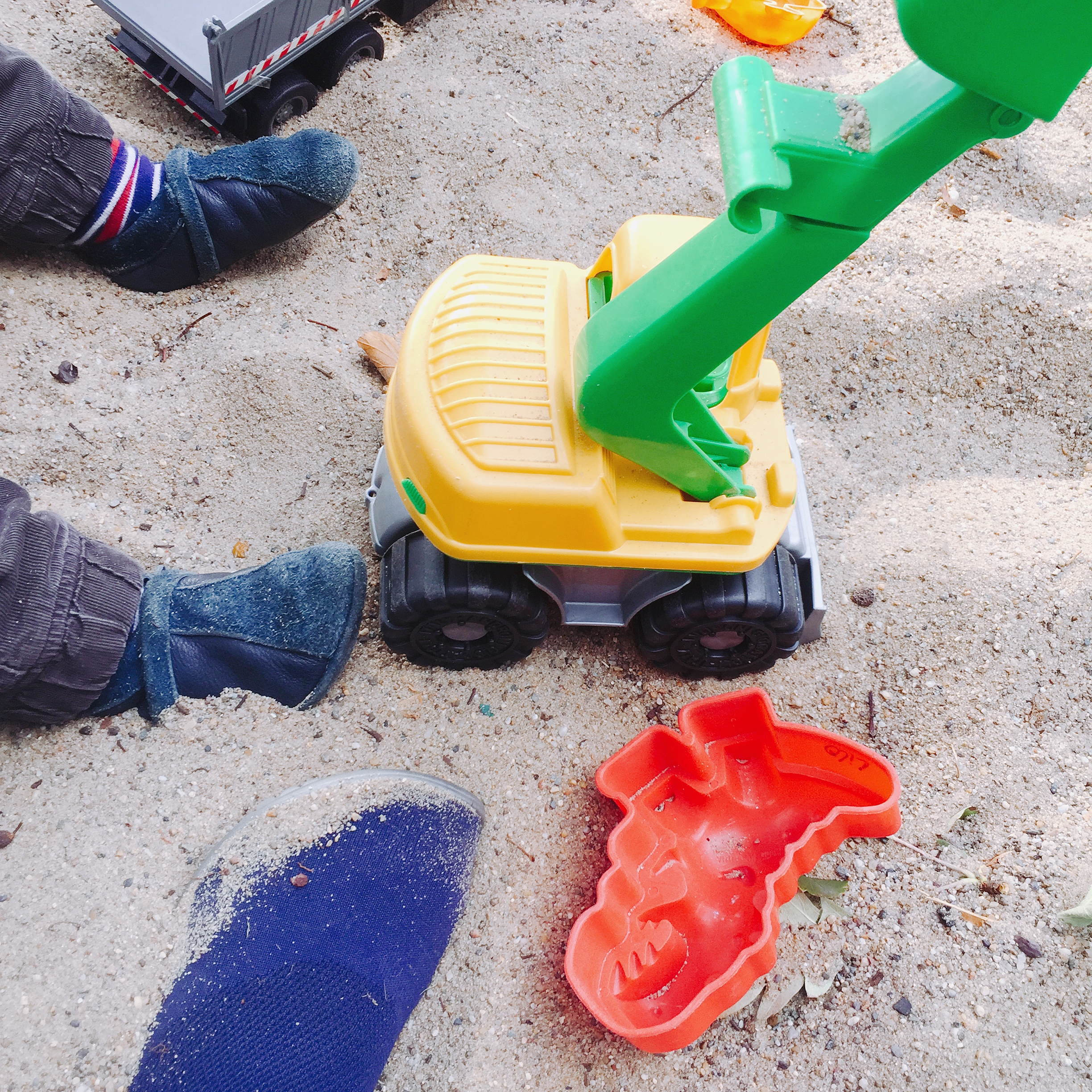 Kind spielt mit Bagger
