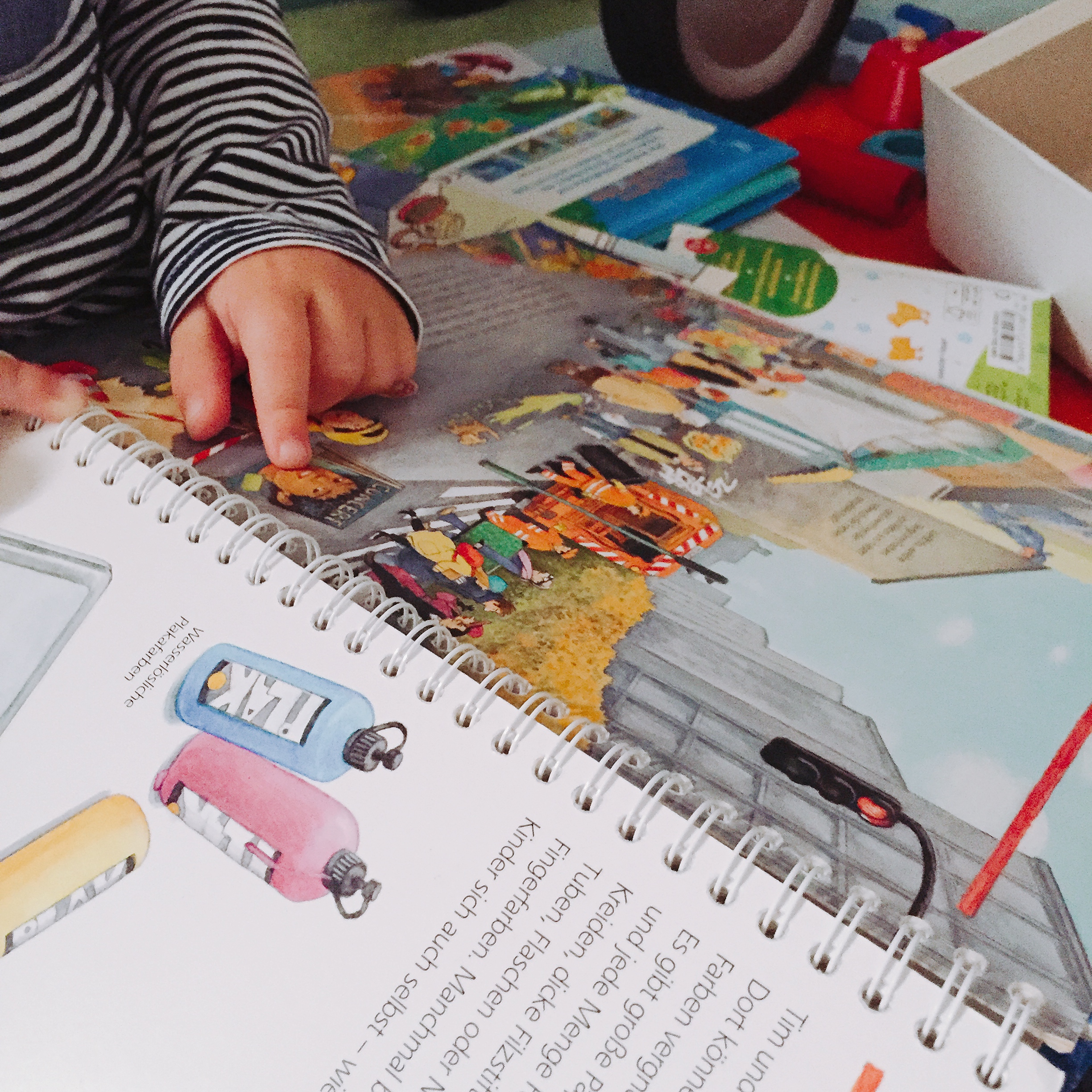Kind schaut Buch an